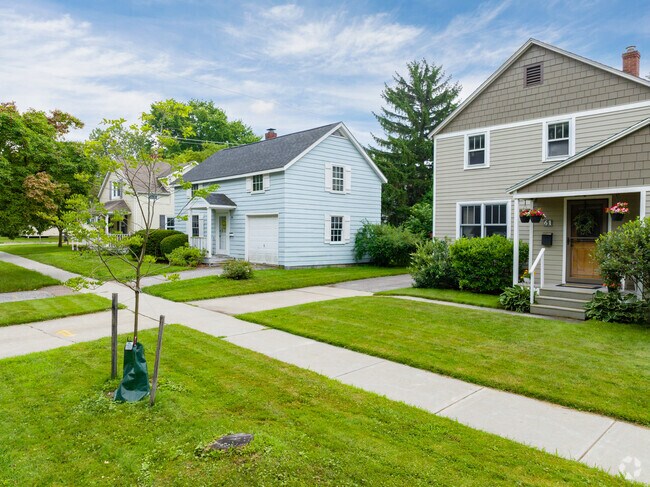 A row of various home styles that you can find in the Fifth Avenues neighborhood.