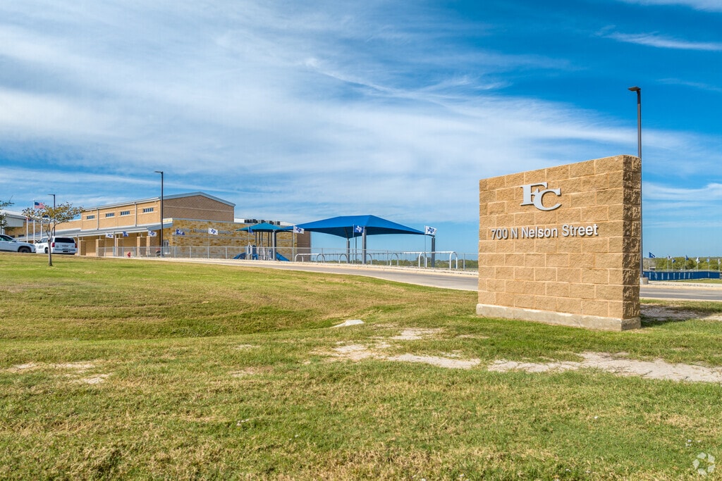 The school's mascot is the Beaver/Beaverette.