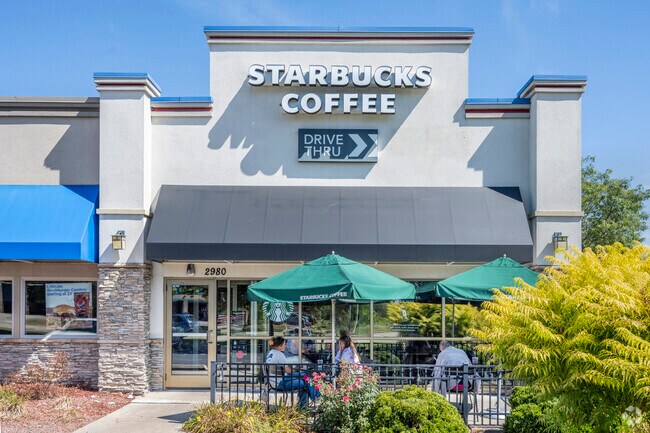 Briar Crest has access to Pine Tree Plaza, offering chain dining options like Starbucks.