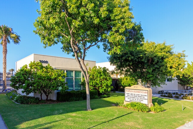 Students develop critical thinking skills at Naples Bayside Academy in Naples, CA.