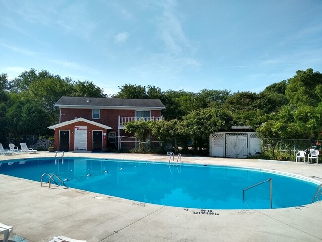 Colonial Crest Apartments, Muncie, IN 47304 - photo 3