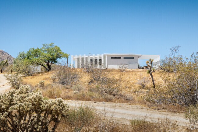 Modern desert dwelling sits on a large lot in Joshua Tree.