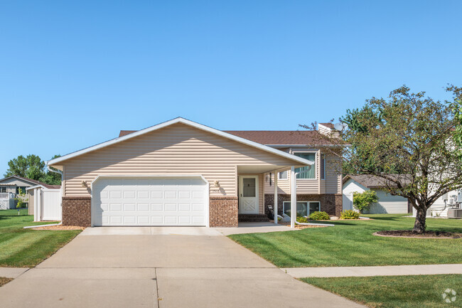 Find homes with well-manicured lawns in Tintes.