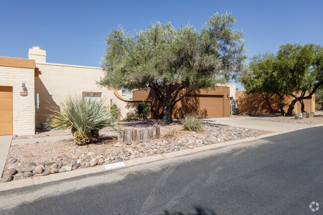 Gravel covers the yards on the majority of lots in Glenn Heights Tucson.