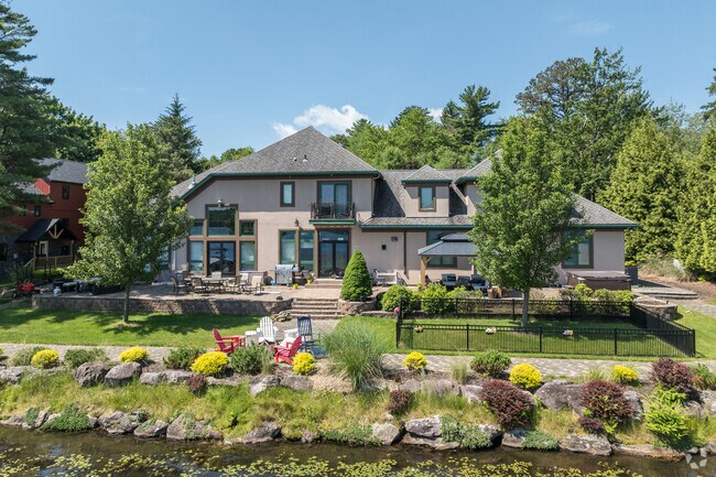 The shores of Lake Harmony is where you’ll find the most spectacular homes in Kidder.