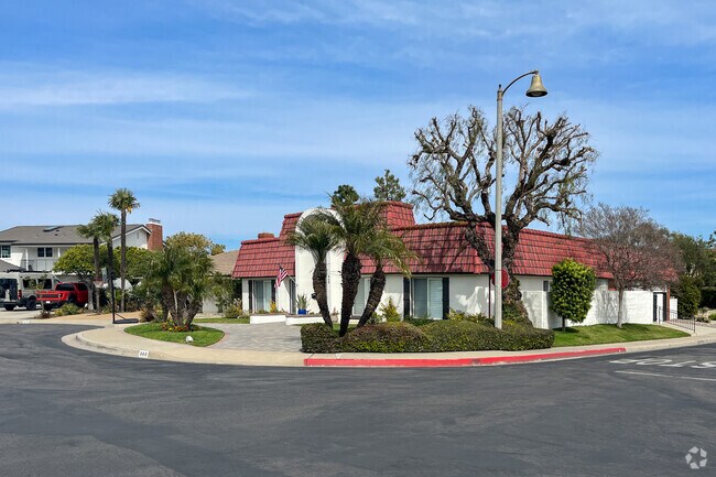 Spanish influenced homes pop up between and mid-century stylings within Bixby Hill.