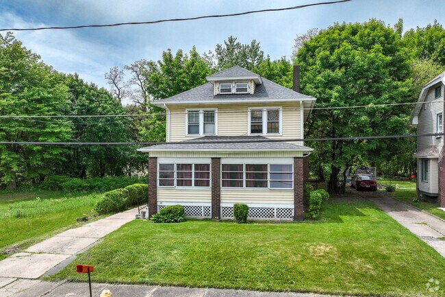 A well-kept American Foursquare in the neighborhood of East Side.