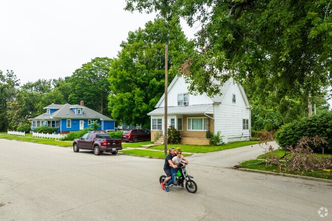 Vinegar Hill is centrally located in the city of Springfield, IL.