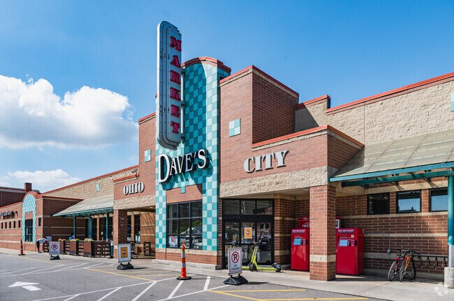 Hingetown locals can get their daily groceries from Dave's Market.