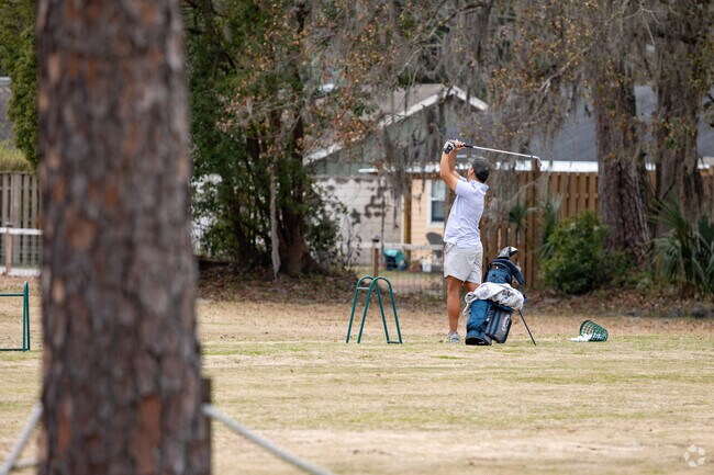 Windsor Forest residents can practice their swing at La Vida Golf Club.