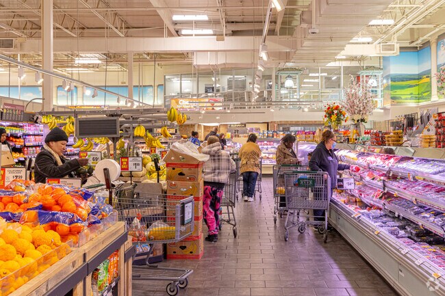 ShopRite of Ewing is a one-stop shop for everything Braeburn Heights residents need.