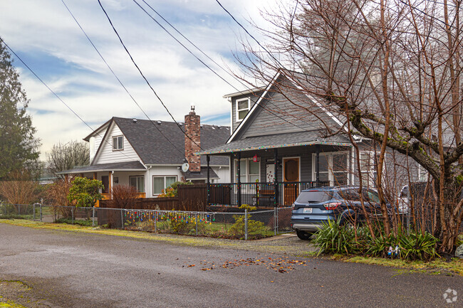 Home prices in Landsburg range from 850 thousand to 1.4 million dollars.