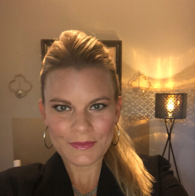 Julie Papevies