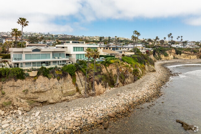 There a many beautiful modern homes with scenic ocean views in Bird Rock.