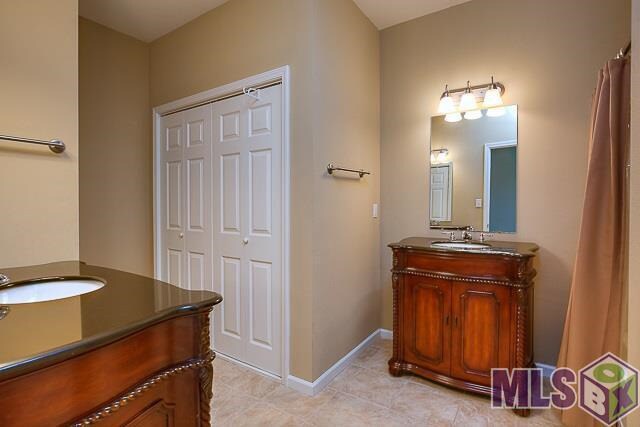 1/1.5 Upstairs Bathroom w/laundry