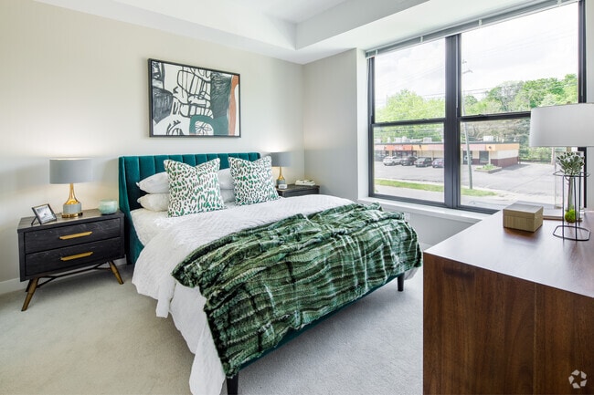 2 BR, 2 BA - “O”, 1049 SF