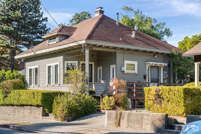 Cottages and Craftsman bungalows can be found in San Anselmo.