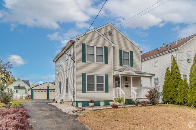 Single-family homes in South West Hartford with a lot of space.