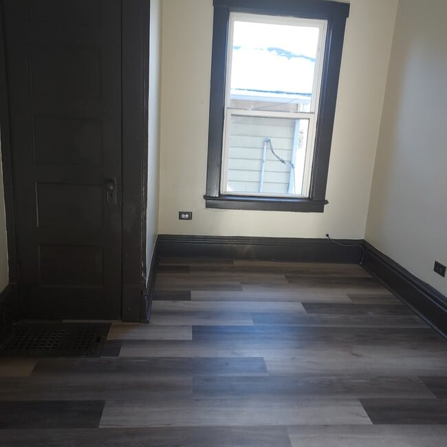 520 N Horsman St unit Upper, Rockford, IL 61101 - photo 4