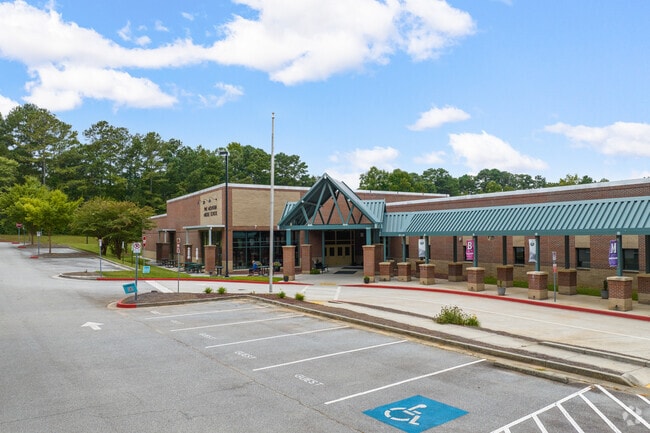 Pine Mountain Middle School has a student-teacher ratio of 14 to 1.