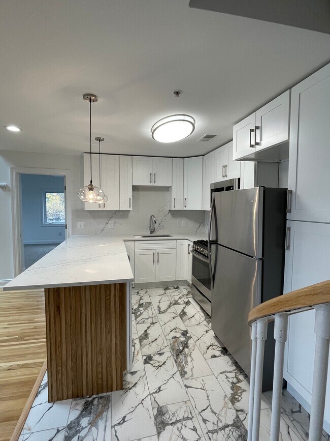 312 Portside Dr, Edgewater, NJ 07020