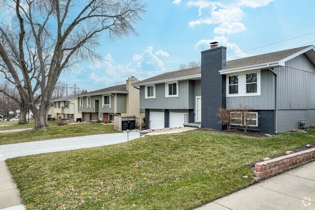 Many homes in Oak Heights are a raised ranch style.