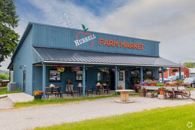 Hubbell Farm Market offers fresh local produce and homemade baked goods.