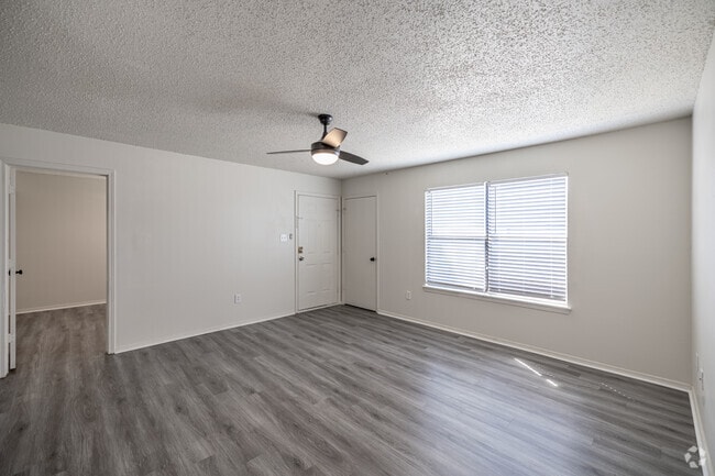 2BR, 2BA - 924SF - Living Room