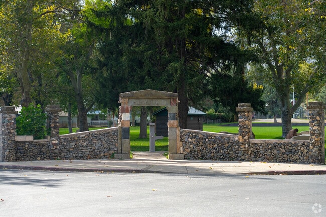 The city's namesake park, Yreka Park has a playground, a baseball diamond, tennis courts and skate ramps.
