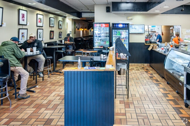 Howard's On Main is a relaxing deli place in downtown Greenwood.