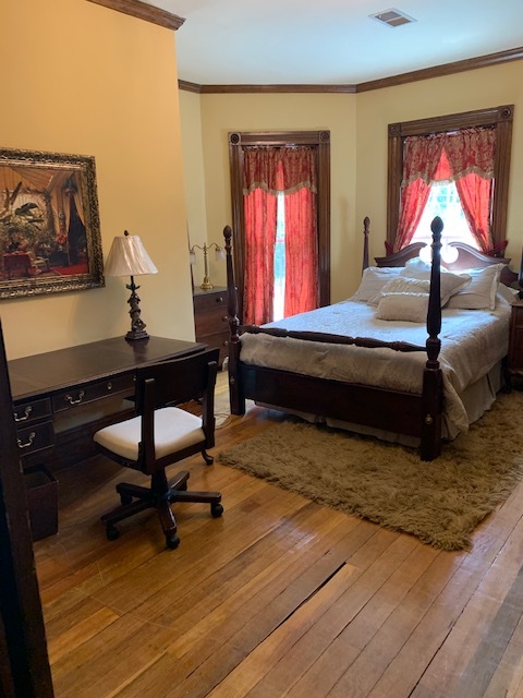 Main bedroom with queen bed