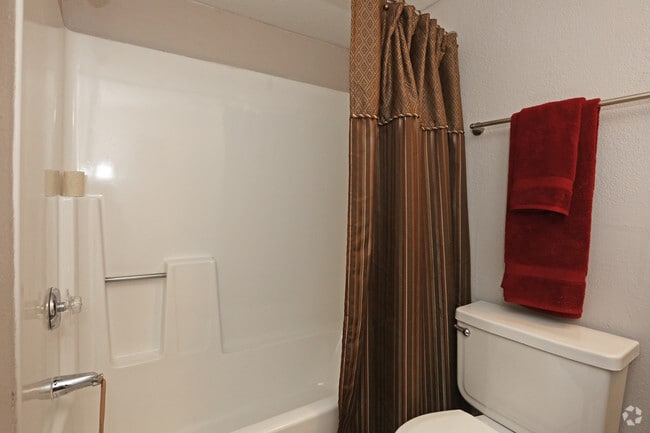 2BR, 1BA - Sequoia 775 SF