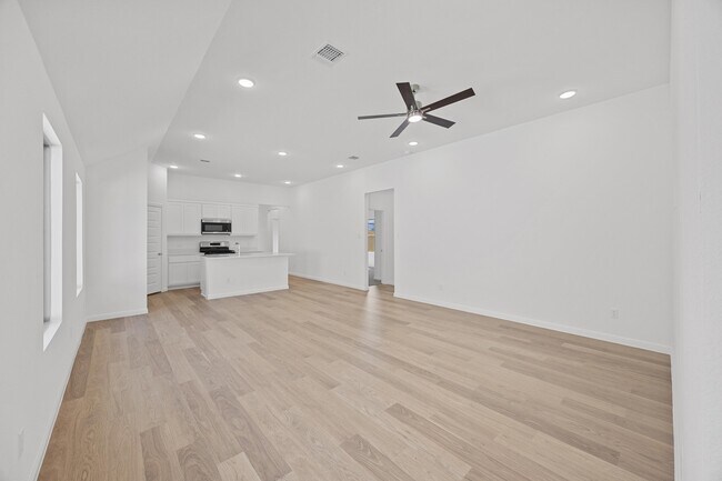 305 Bendecido Loop, Elgin, TX 78621 - photo 6