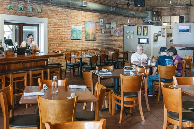 There are a few diners and restaurants throughout the Zirconia area.