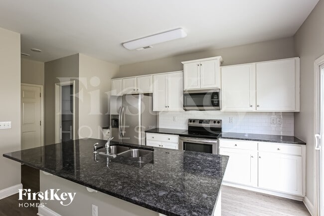 9232 Evans Creek Ct, Charlotte, NC 28215 - photo 6