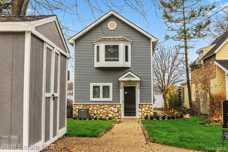 121 N North Shore Dr, Lake Orion, MI 48362
