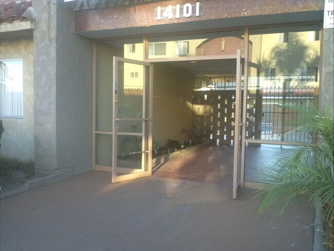 RAMONA, Hawthorne, CA 90250 - photo 6