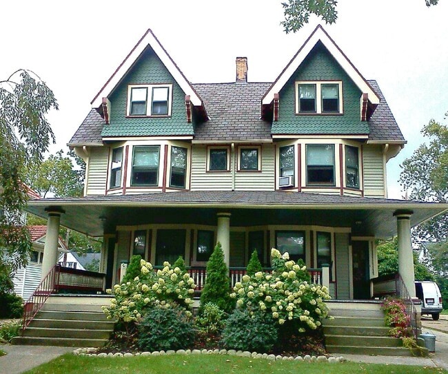 Huge Side by Side w/finished 3rd floor