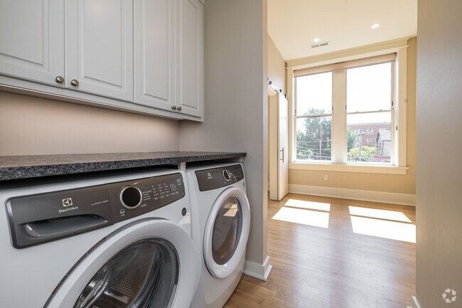 2BR, 2BA - 1,160SF - Laundry
