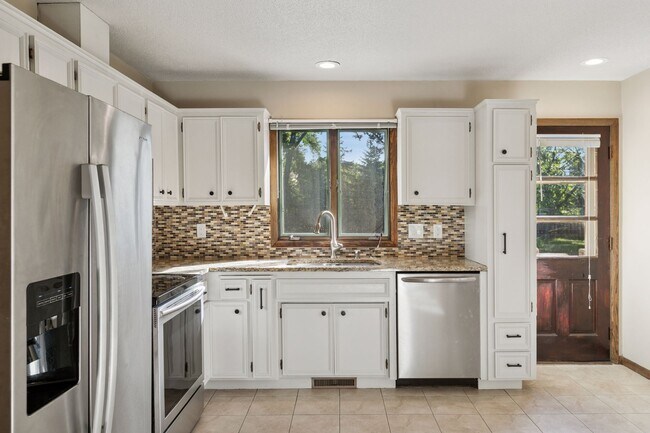 7207 Heatherton Cir, Edina, MN 55435 - photo 5