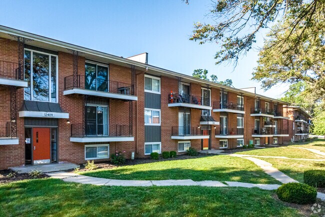 Many multi-family apartments line the Luff neighborhood in Independence.