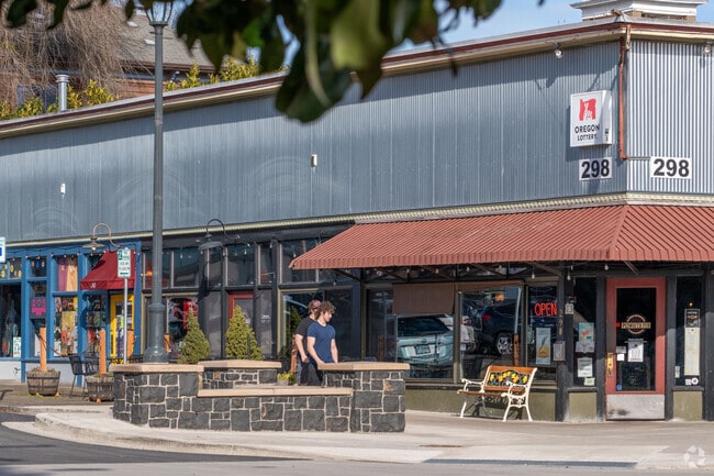 The Nationally Registered Historic District—consists of 10 blocks lined with restaurants, antique shops and other local businesses.