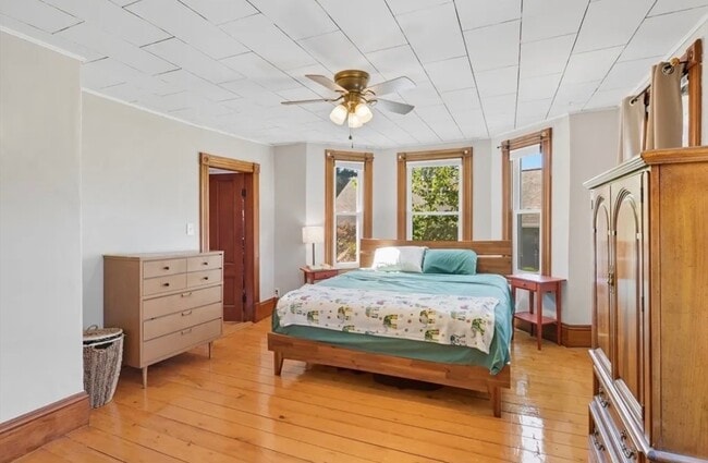 62 Maple St unit Upper Level in Duple, Easthampton, MA 01027 - photo 3