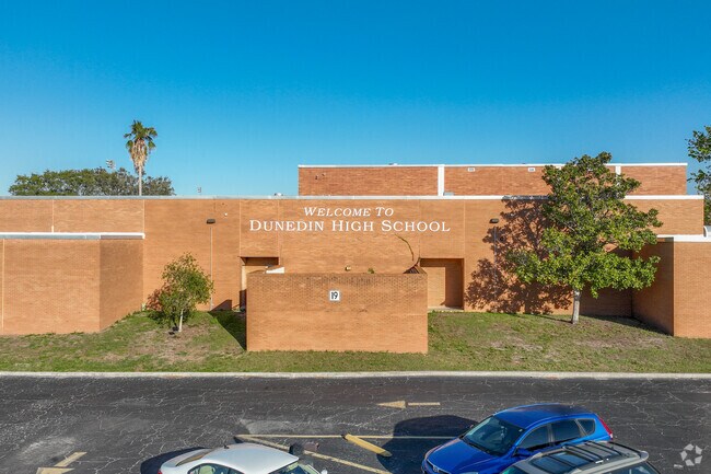 Dunedin High School welcomes teens to learn.