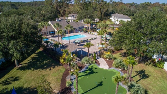 Lanier Landing features plenty of resort-style outdoor amenities for an immersive blend of community enjoyment.