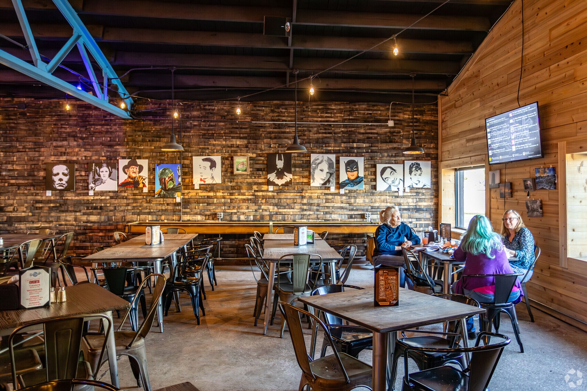 Brew Bridge offers a cozy atmosphere for drinks near Northwest Side.