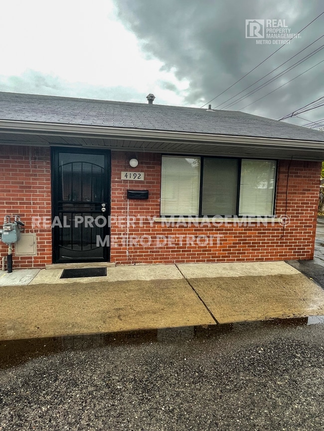 4192 Drouillard St, Lincoln Park, MI 48146