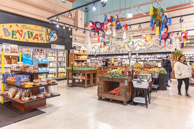 E&L Super Mercado is a bright and lively grocery store in Springwells.