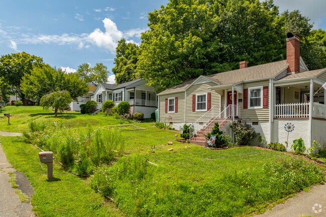 Residents in Forest Hills enjoy the friendly and safe neighborhood streets throughout the area.