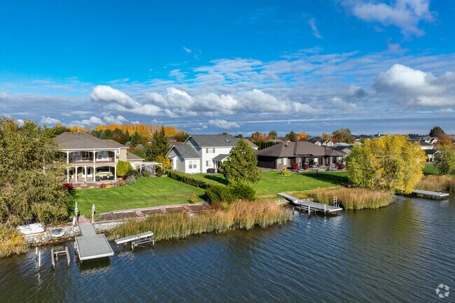 There are many homes located on the shores of Moses Lake.